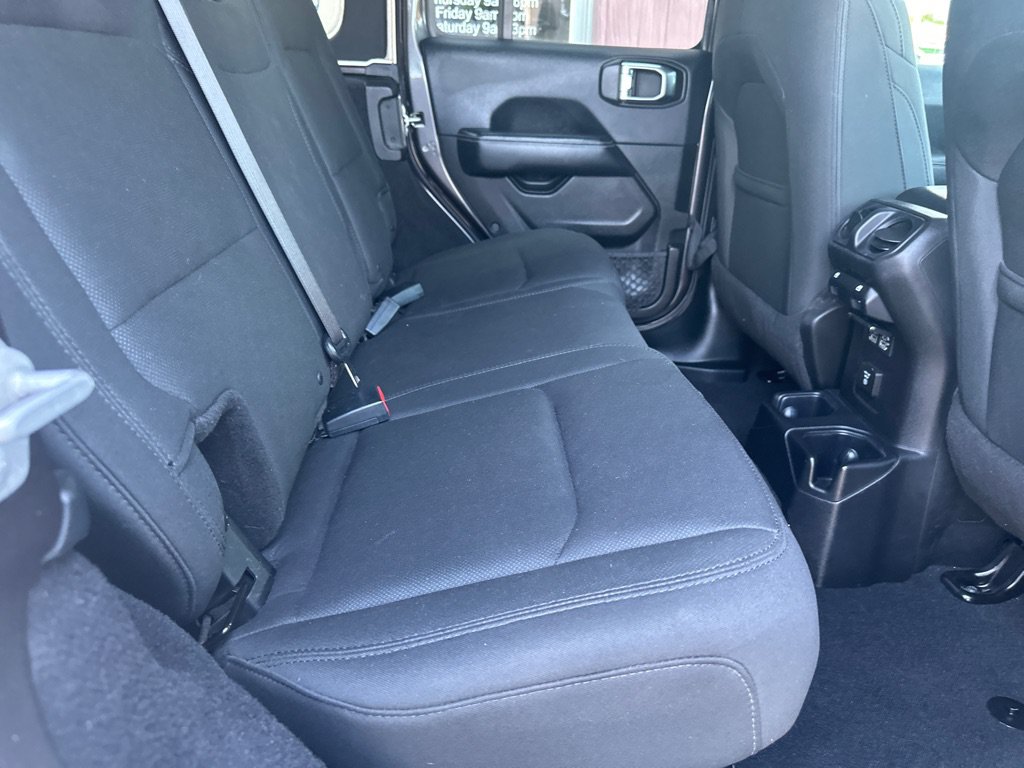 Used 2018 Jeep Wrangler Unlimited Sahara AWD/4WD image 15