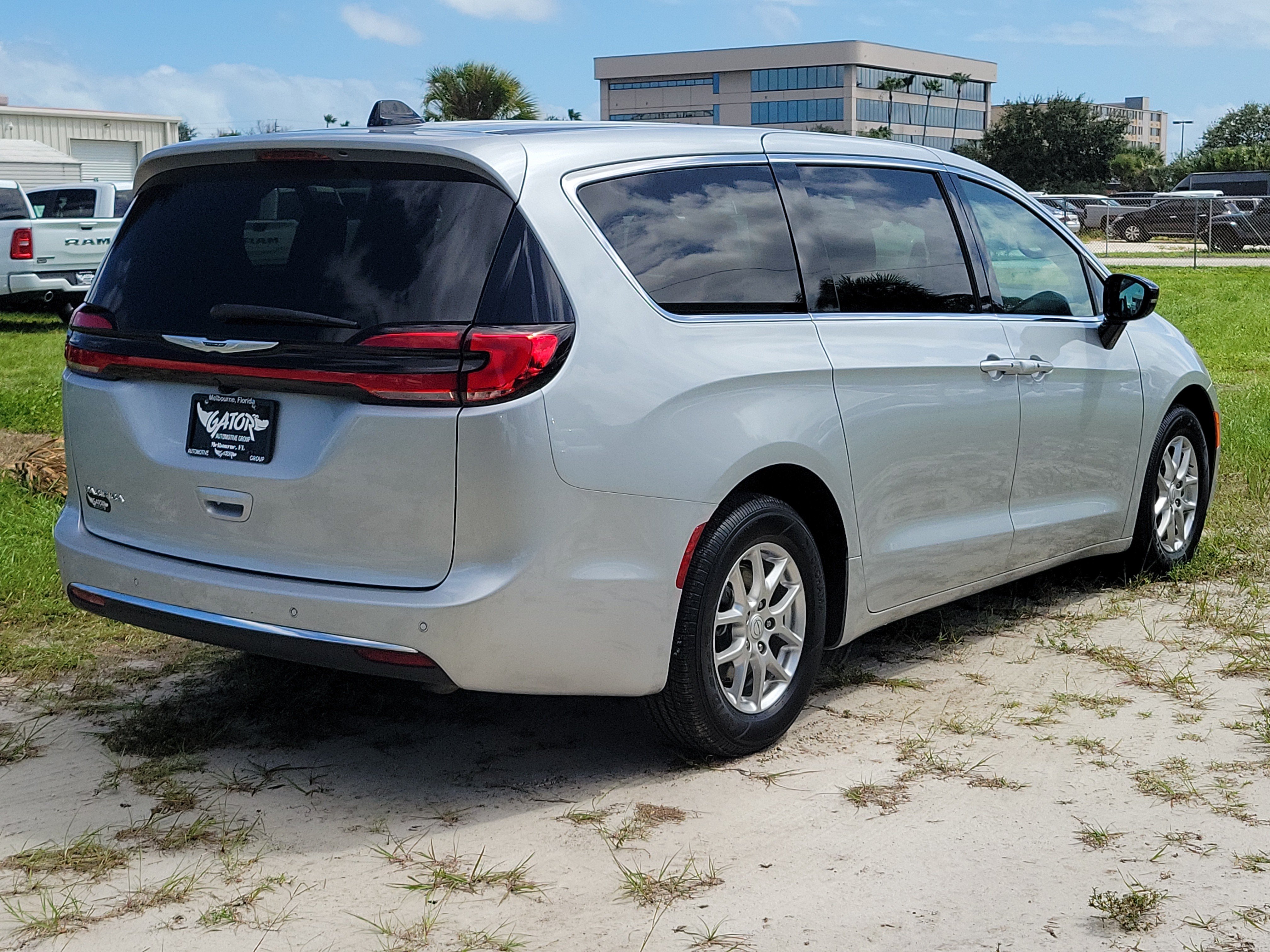 Used 2026 Chrysler Pacifica Select FWD image 4