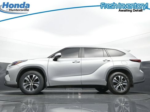 Used 2024 Toyota Highlander XLE FWD image 31