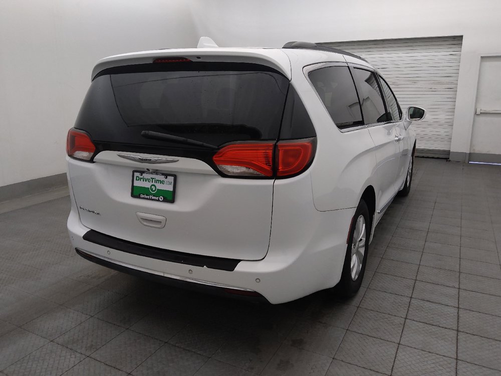 Used 2017 Chrysler Pacifica Touring-L FWD image 9