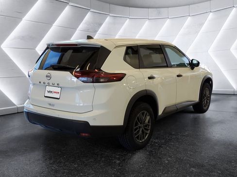 Used 2024 Nissan Rogue S FWD image 4