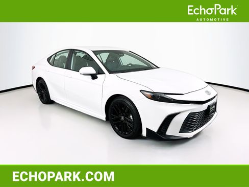 Used 2025 Toyota Camry SE FWD image 1