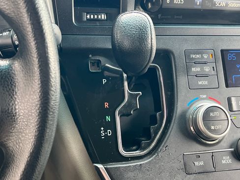 Used 2017 Toyota Sienna LE image 23