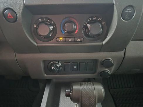 Used 2006 Nissan Xterra SE AWD/4WD image 25