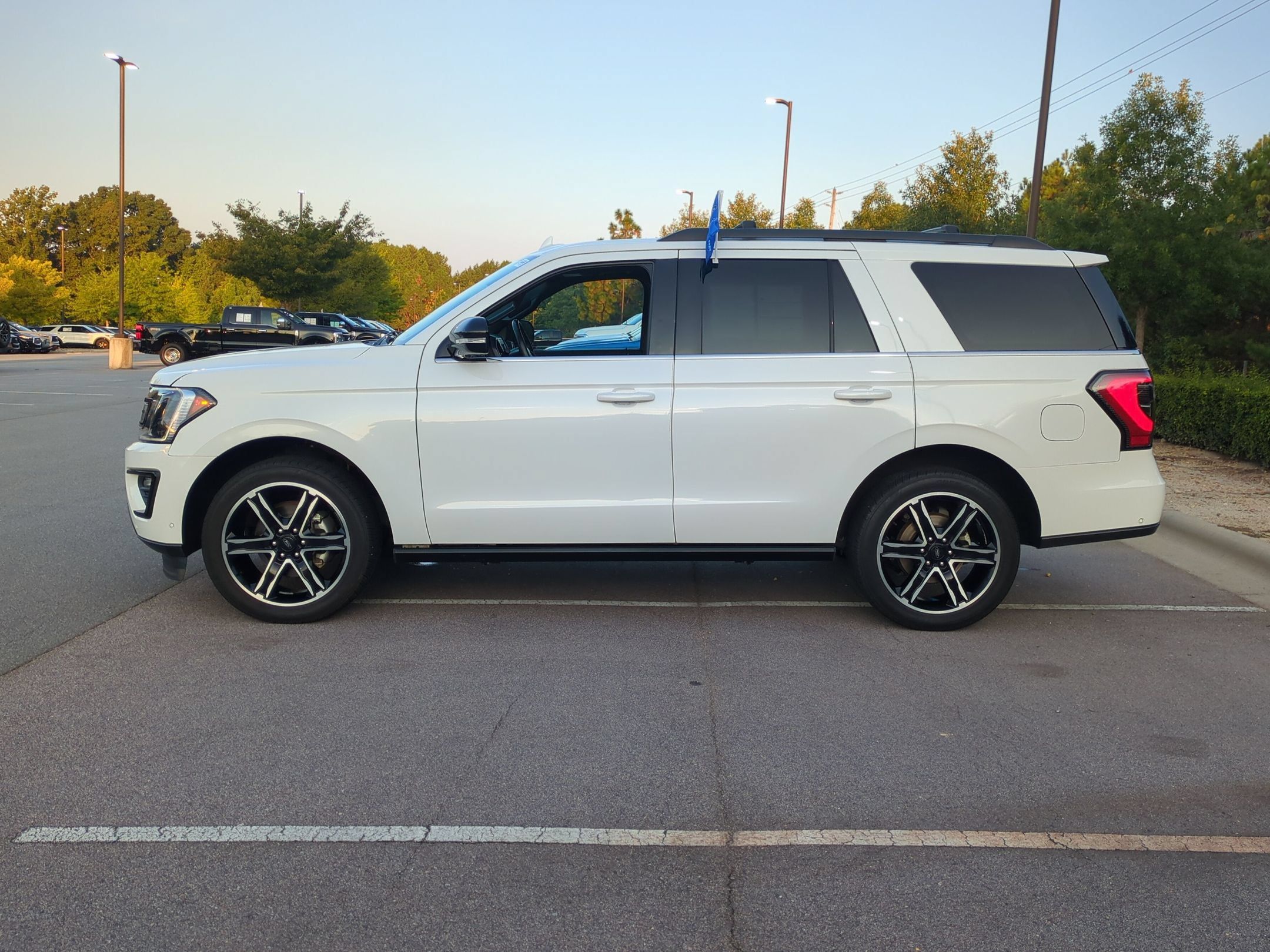 Used 2021 Ford Expedition Limited AWD/4WD image 7