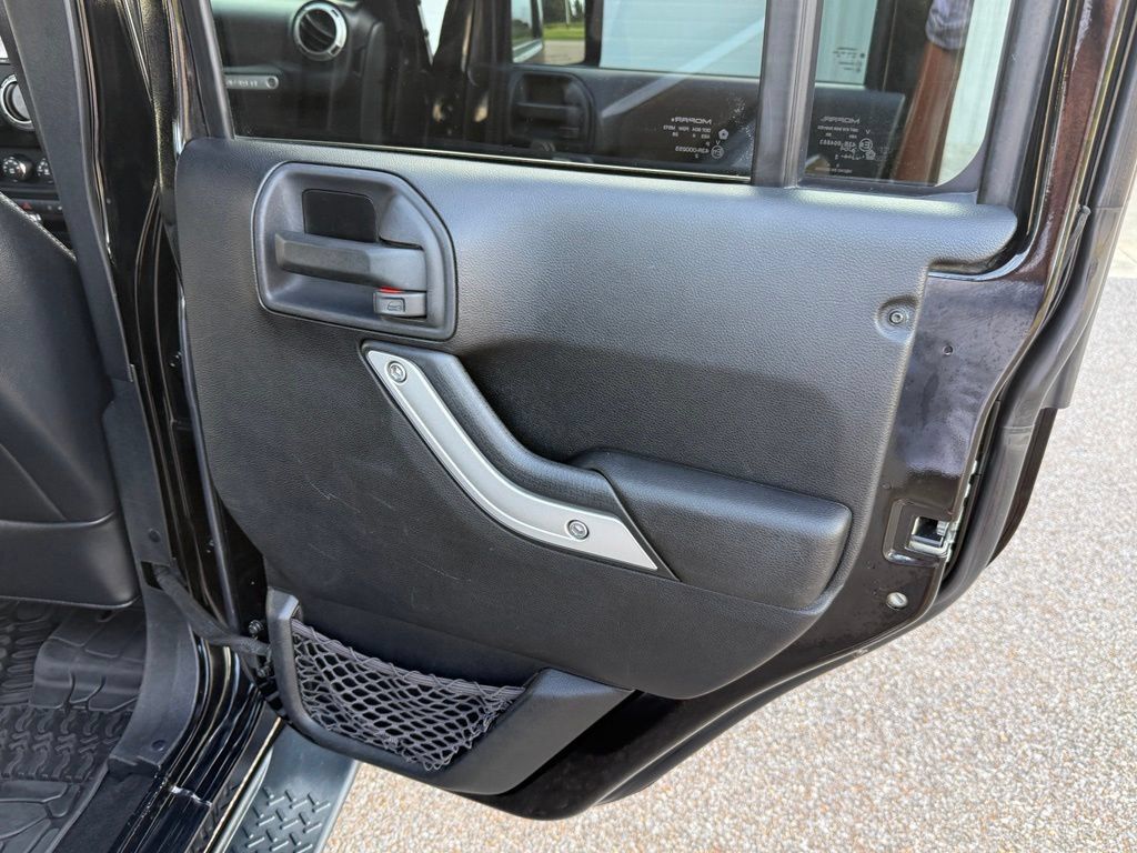 Used 2014 Jeep Wrangler Unlimited Sahara w/ Max Tow Package AWD/4WD image 29