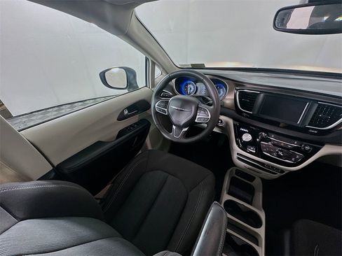 Used 2024 Chrysler Voyager LX image 9