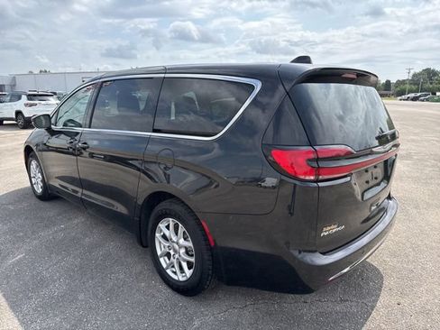 Used 2023 Chrysler Pacifica Touring-L FWD image 12