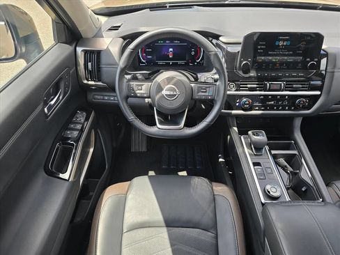 Used 2024 Nissan Pathfinder Platinum w/ Cargo Package AWD/4WD image 3