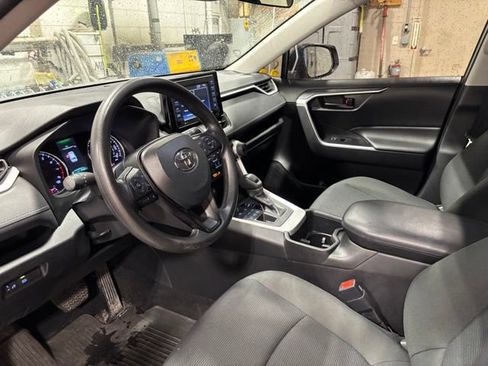 Used 2022 Toyota RAV4 LE w/ Carpet Mat Package (TMS) AWD/4WD image 3