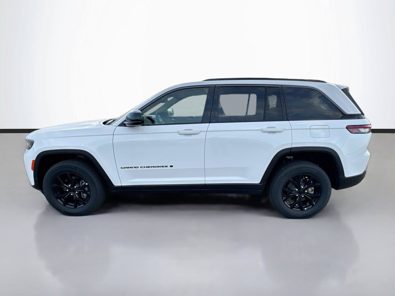 Used 2026 Jeep Grand Cherokee Altitude AWD/4WD image 7