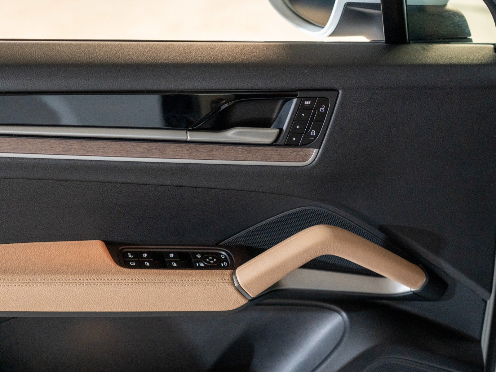 Certified 2025 Porsche Cayenne Coupe AWD/4WD image 19