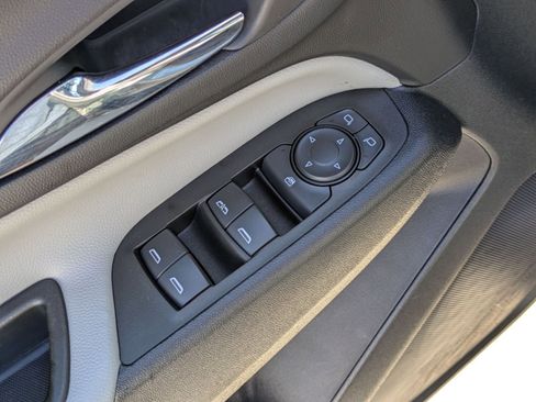 Used 2023 Chevrolet Equinox LS FWD image 11