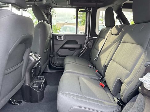 Used 2018 Jeep Wrangler Unlimited Sahara AWD/4WD image 11