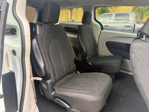 Used 2017 Chrysler Pacifica Touring image 11