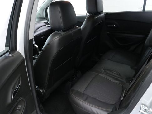 Used 2022 Chevrolet Trax LT w/ LT Convenience Package image 24