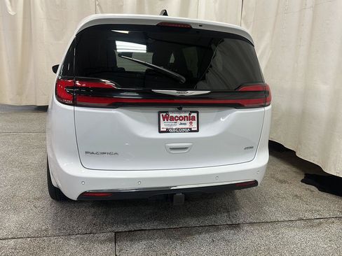 Used 2026 Chrysler Pacifica Select AWD/4WD image 4