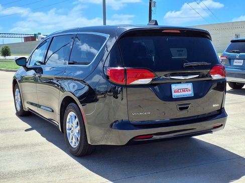 Used 2023 Chrysler Voyager LX FWD image 2