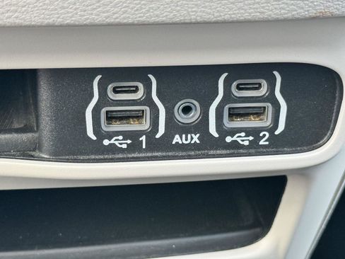 Used 2024 Chrysler Pacifica Touring-L FWD image 26