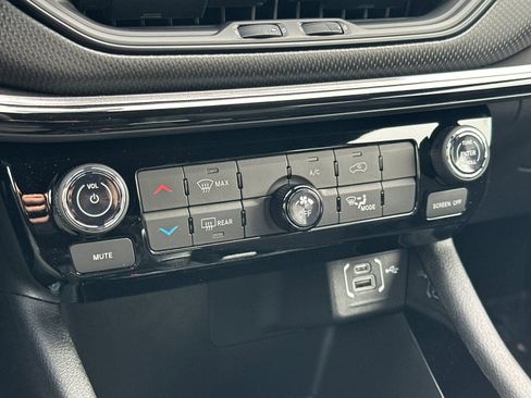 New 2026 Jeep Compass Latitude AWD/4WD image 19