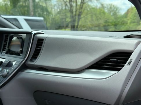 Used 2015 Toyota Sienna L FWD image 46