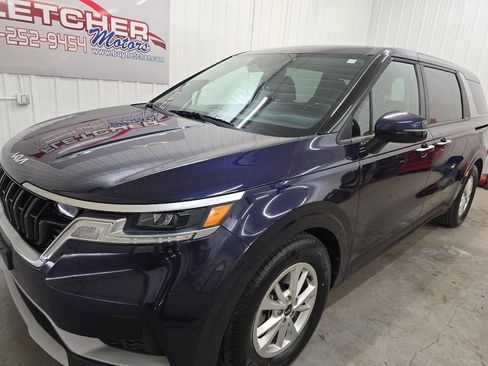 Used 2022 Kia Carnival LX image 3