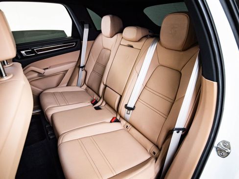 Certified 2023 Porsche Cayenne Platinum Edition image 24