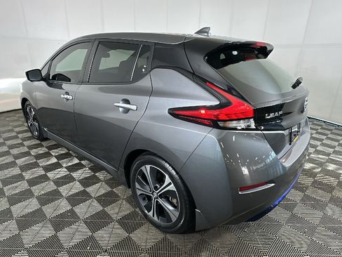 Used 2022 Nissan Leaf SV w/ SV Technology Package FWD image 4