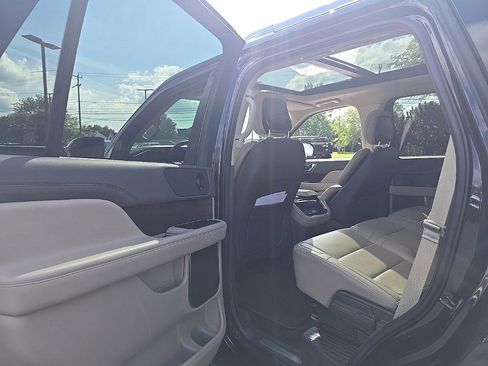 Used 2024 Lincoln Navigator Premiere image 27