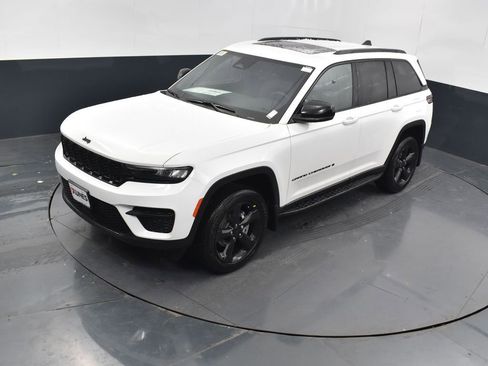 New 2025 Jeep Grand Cherokee Altitude image 31