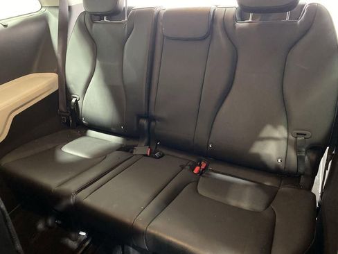 Used 2022 Kia Carnival EX image 27