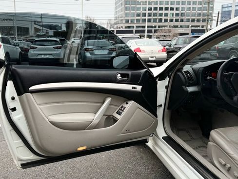 Used 2009 INFINITI G37 Journey w/ Premium Pkg image 9