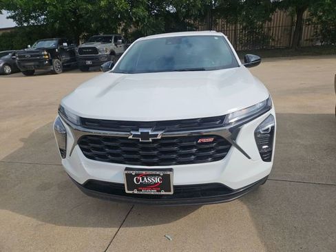Used 2025 Chevrolet Trax RS w/ Driver Confidence Package FWD image 2