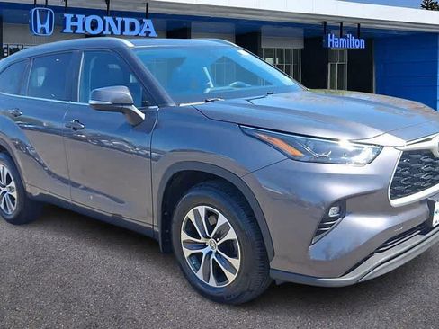 Used 2024 Toyota Highlander XLE AWD/4WD image 2