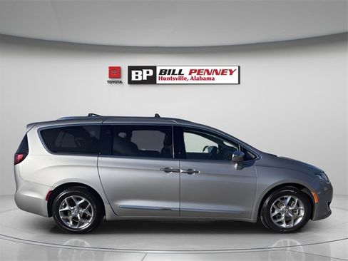 Used 2018 Chrysler Pacifica Limited image 4