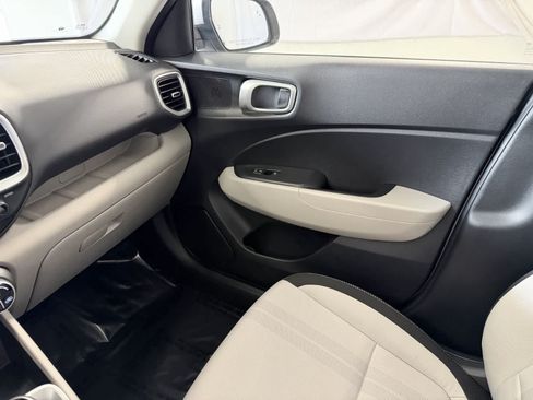 Used 2025 Hyundai Venue SEL FWD image 25