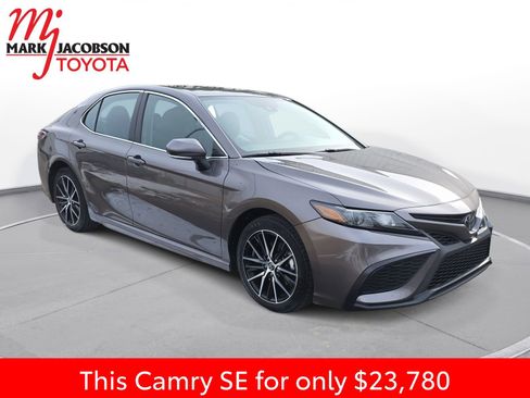 Used 2024 Toyota Camry SE image 5
