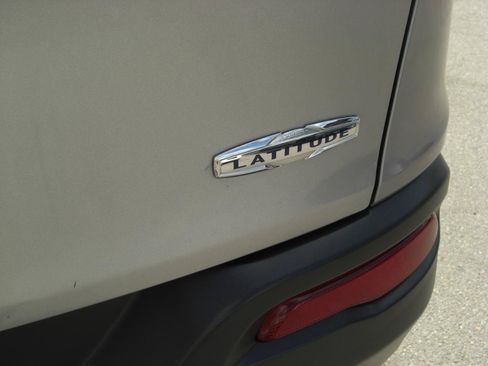Used 2015 Jeep Cherokee Latitude FWD image 13