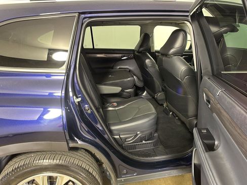 Used 2023 Toyota Highlander Limited AWD/4WD image 16