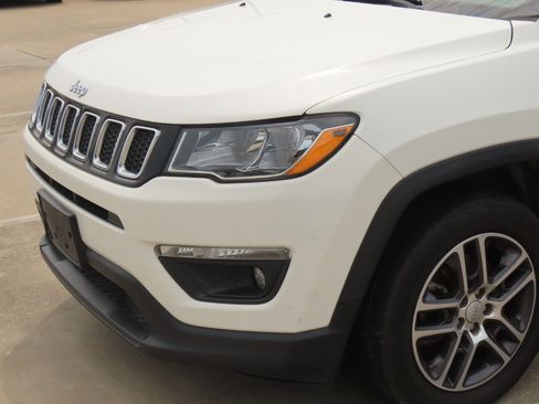 Used 2018 Jeep Compass Latitude w/ Popular Equipment Group FWD image 3