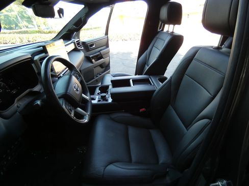 Used 2025 Toyota Tundra Limited AWD/4WD image 59