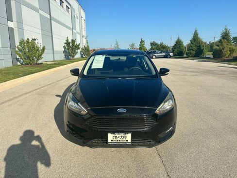Used 2017 Ford Focus SE FWD image 2
