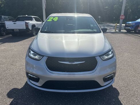 Used 2024 Chrysler Pacifica Touring-L FWD image 11