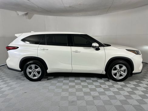 Used 2020 Toyota Highlander LE FWD image 9