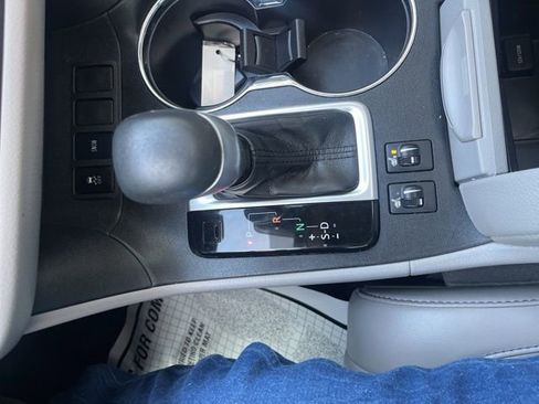 Used 2019 Toyota Highlander XLE image 16