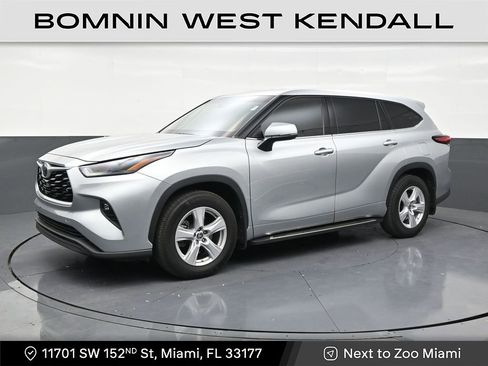 Used 2022 Toyota Highlander LE FWD image 1