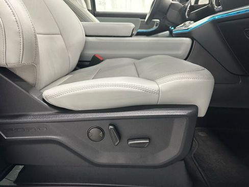 Used 2025 Ford Expedition Platinum image 53