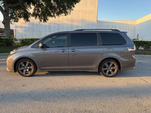 Used 2018 Toyota Sienna SE FWD image 2