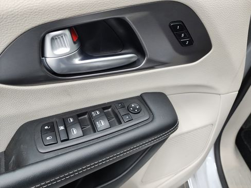 Used 2024 Chrysler Pacifica Touring-L image 45