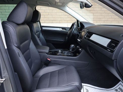 Used 2017 Volkswagen Touareg Sport AWD/4WD image 27